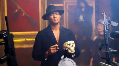 بالصورة .. محمد رمضان يحصل على رخصة سيارة بالملايين خارج مصر