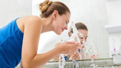 لهذه الأسباب غسل الوجه بالماء البارد مفيد للبشرة