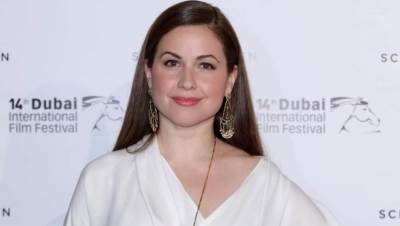  ريا أبي راشد تتألق بفستان أصفر قصير