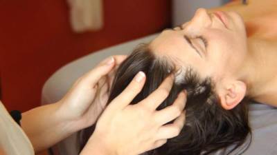 تدليك فروة الرأس لنمو الشعر.. هل يعمل بالفعل؟