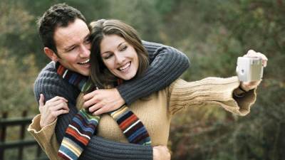 علامات حب وإخلاص الزوج لزوجته