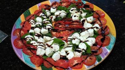 سلاطة بالجبنة الموتزاريلا