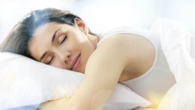 لماذا يحضن البعض الوسادة أثناء النوم؟