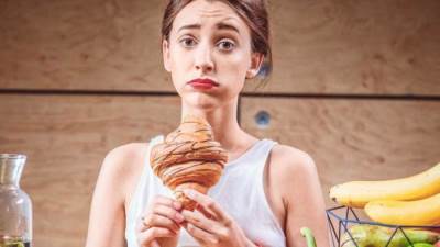 تعرفي على أسباب الجوع العاطفي وطرق التغلب عليه