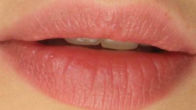 بديل طبيعي لزبدة الكاكاو لعلاج الشفاه المتشققة .. تعرفي عليها