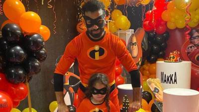 أبطال خارقين .. محمد صلاح يحتفل مع ابنته مكة بعيد ميلادها