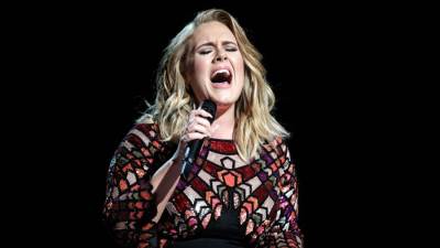 والد المغنية العالمية آديل يطلب الشرطة لجيرانه بسبب أغانى ابنته