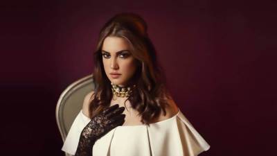 درة تبهر متابعيها بفستان جذاب فوق الركبة