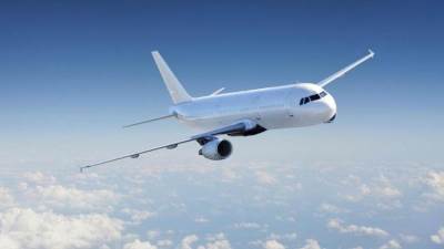 وفاة امرأة مصابه بكورونا أثناء سفرها داخل طائرة 