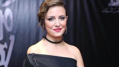 بدون مكياج .. ريهام عبد الغفور داخل المنزل رفقة كلبها