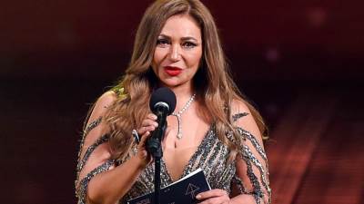 رمز الانوثة .. ليلي علوي تتألق بـ 3 فساتين على السجادة الحمراء بالجونة