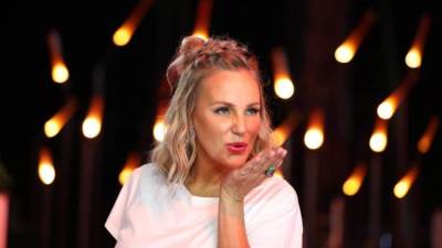 شيرين رضا تبرز أناقتها بفستان شبابى