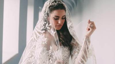 شاهد .. درة تخطف القلوب بثلاث فساتين فى حفل زفافها