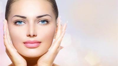 أهمية وكيفية ترطيب البشرة قبل وضع المكياج