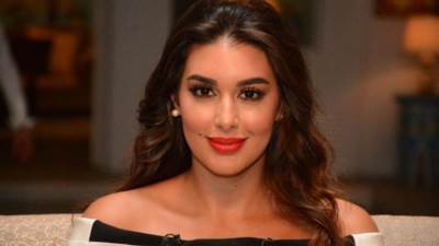 شاهد .. ياسمين صبري تتألق بالاسود من داخل سيارتها الرولز "كابورليه" 