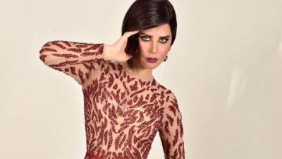 شمس الكويتية تبرز جمالها بعدسات زرقاء