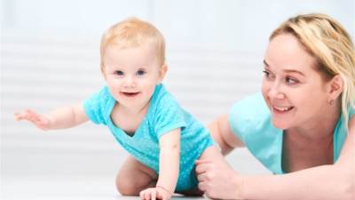 ما هي اسباب عدم حبو الطفل وتأخره وطرق العلاج!