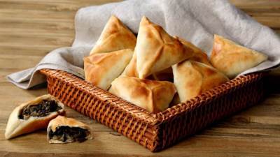 سهلة ولذيذة .. طريقة عمل فطائر دجاج