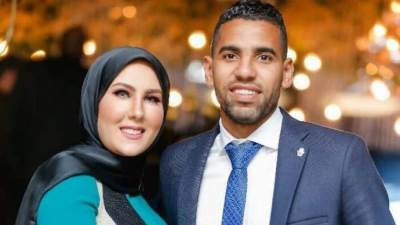 زوجة مؤمن زكريا تخطف الانظار بالأسود اللامع في مهرجان الفضائيات العربية