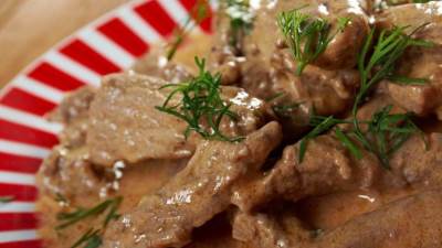 طريقة عمل اللحم بيف ستراجانوف .. للغداء أو العشاء