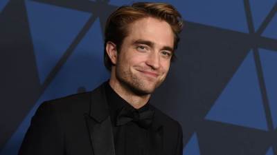 هل يعلن روبرت باتينسون نجم Batman الجديد خطوبته على سوكي ووترهاوس؟