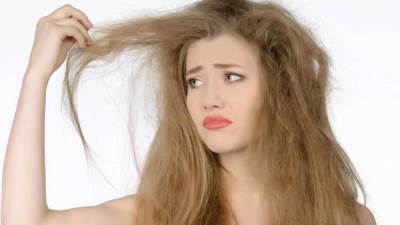 تعاملي مع الشعر التالف باستخدام علاجات منزلية فعالة