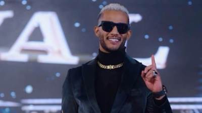 بالفيديو .. سقوط محمد رمضان أرضا على منصة تتويج مهرجان بـ دبى