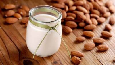 فوائد غير متوقعه لتناول كوب من حليب اللوز .. تعرفي عليها