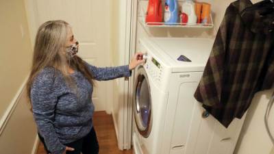 الطريقة الصحيحة لتنظيف الملابس الشتوية