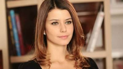 ديميت أوزديمير تخطف الأنظار بإطلالة جريئة