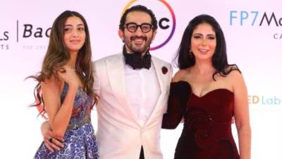 منى زكي تطلب من ابنتها التحدث باللغة العربية في افتتاح القاهرة السينمائي