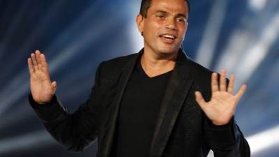 مصدر مقرب من الهضبة يكشف سر انفصال عمرو دياب ودينا الشربيني