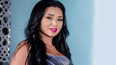 بالفيديو .. رانيا يوسف تثير الجدل بفستان شفاف وجماجم