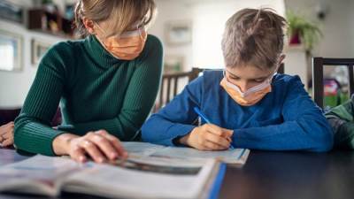 طرق للتواصل من وراء الكمامة خلال جائحة فيروس كورونا