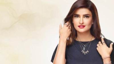 بإطلالة كلاسيكية .. علا الفارس تخطف الأنظار بالأبيض والأسود