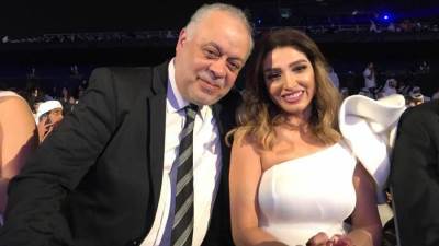 أشرف زكي يسجد باكيًا على المسرح .. وهذا مافعلته زوجته وشقيقتة