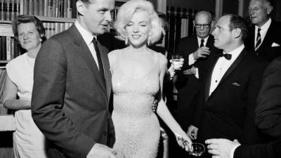 منها فستان مارلين مونرو.. أغلى القطع التي بيعت في تاريخ المزادات عبر التاريخ