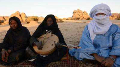 في هذه المدينة يستر الرجل وجهه والمرأة تكشفه..