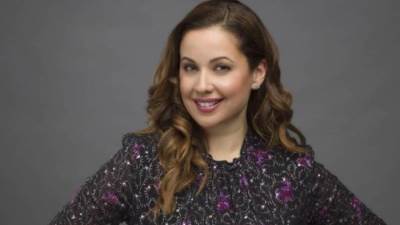 ريا أبي راشد تخطف الأنظار بفستان أحمر