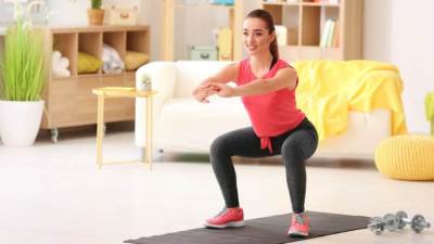 فوائد وطرق ممارسة تمرين السكوات فى المنزل