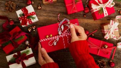 لاتنسي شراء الهدايا لهؤلاء الأشخاص تحديداً في رأس السنة