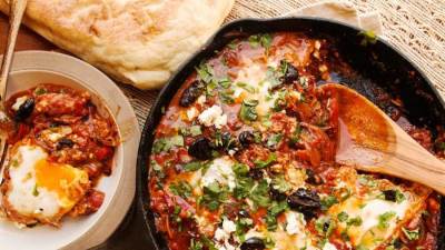 بالفيديو .. عمل شكشوكة بالسجق بطريقة سهلة وشهية