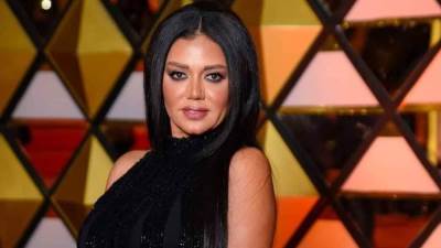 مذيع "أزمة رانيا يوسف" يدافع عنها