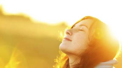 كيف تحصل على فيتامين ( د ) بأمان من الشمس؟