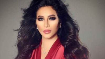 لجين عمران تخطف الأنظار بفستان مقلم