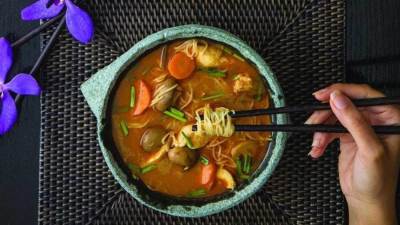 عمل شوربة نودلز بمذاق لايقاوم