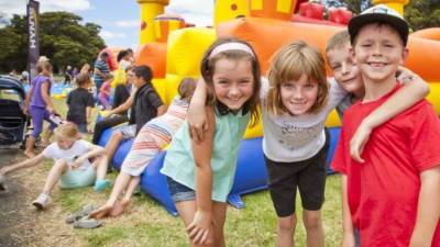 بأبسط الطرق.. كيف توقفين الغيرة والخلاف بين الأبناء؟