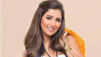 مى عمر تخطف الأنظار بإطلالة تبرز أنوثتها