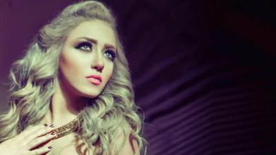 سارة سلامة تبهر متابعيها بالأحمر الناري