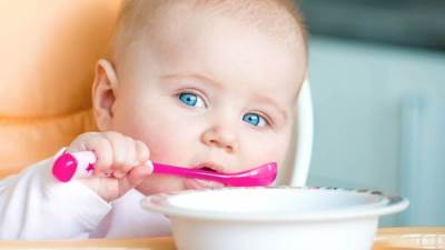 أطعمة لا ينبغي إعطاؤها للأطفال في الشتاء